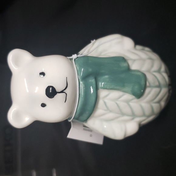 Youngs NWT Ceramic Polar Bear with Sweater and Scarf Salt and Pepper Shakers - Picture 4 of 4